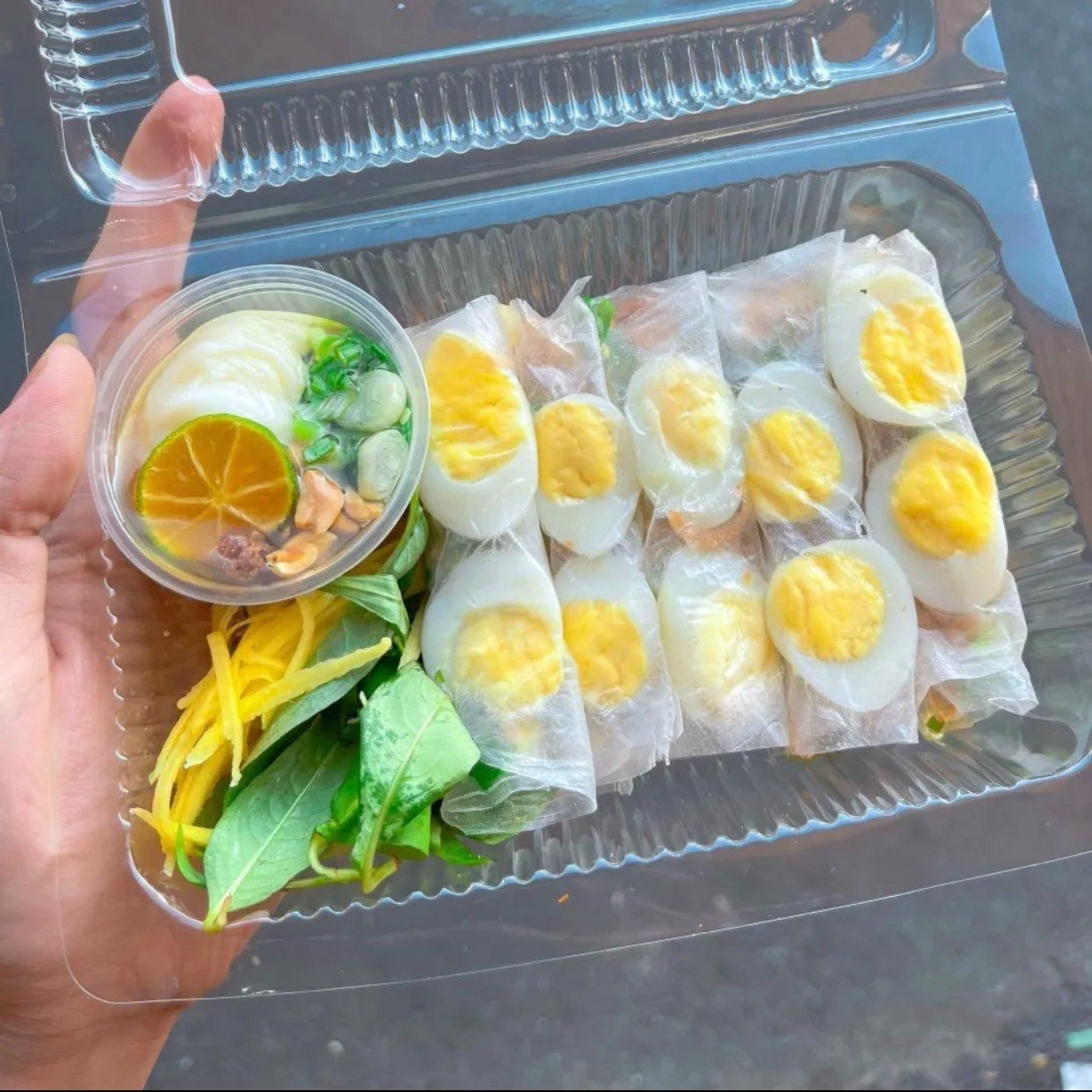 Bánh tráng cuốn trứng cút mỡ hành sốt tắc